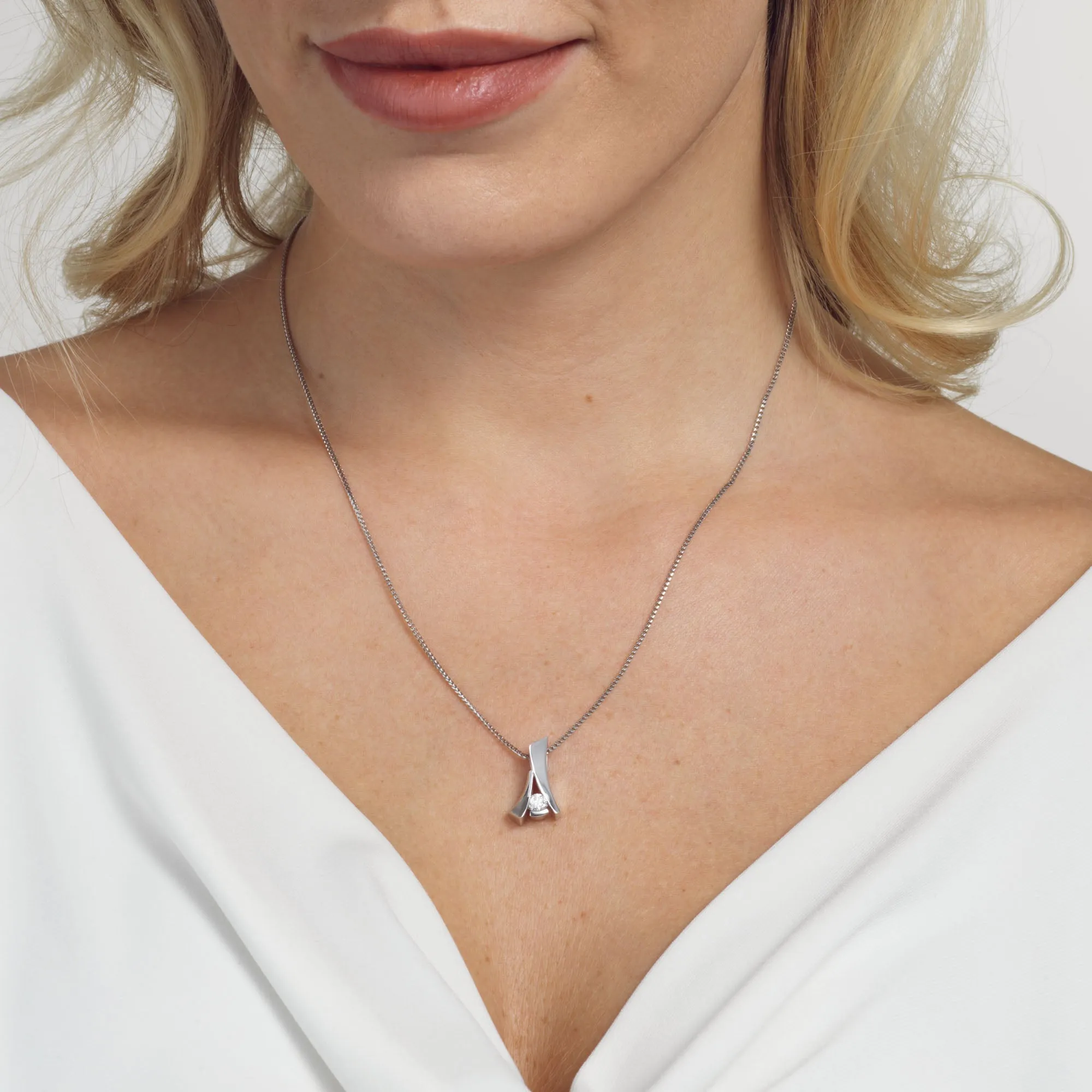 Oyster Petite Diamond Pendant Necklace